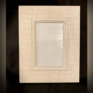 Beachy vibe picture frame. Hold 4x6 photo. Off-white.